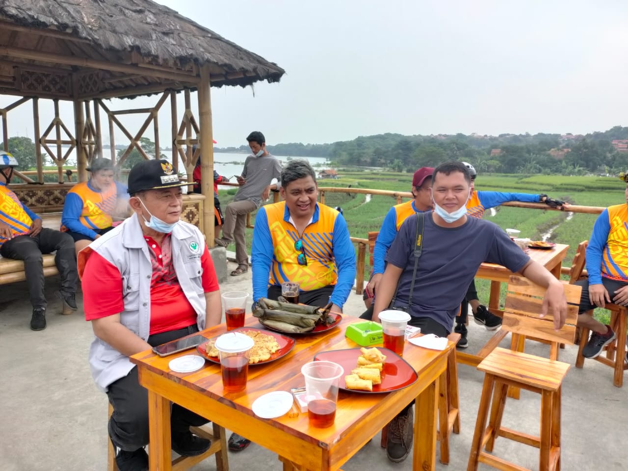 Sinarancang Punya Kedai Kopi di Tengah Danau Setupatok