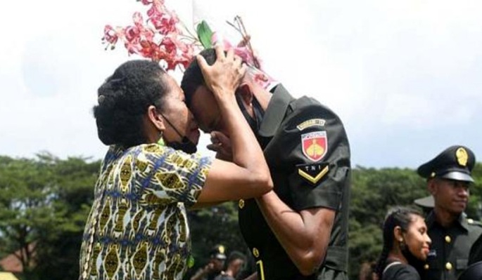 1.000 Pemuda Pemudi Papua Dilantik Jadi Bintara TNI AD, Tangis Keluarga Pecah