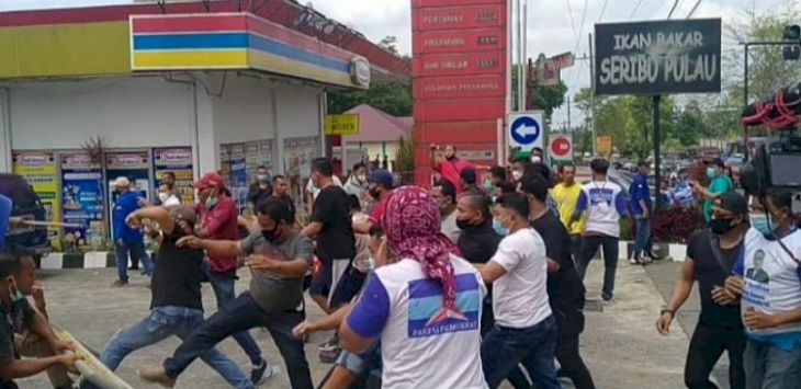 Panas, Dua Kelompok Massa Bentrok di Lokasi KLB Demokrat, Sudah Jatuh Korban
