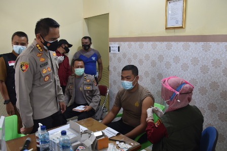 Ribuan Personel Polresta Cirebon Mulai Vaksinasi Covid-19