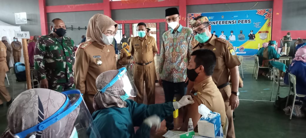 Petugas Pelayanan Publik dan ASN Kabupaten Cirebon Divaksin, Berikutnya Masyarakat