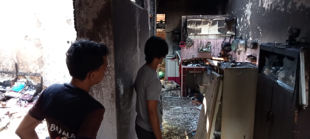 Lupa Sedang Masak Mi Instan, Rumah Pensiunan Polisi di Perumnas Terbakar