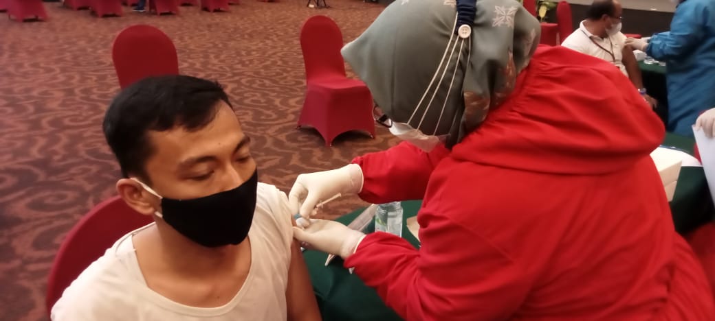 1.600 Karyawan Bank di Kota Cirebon Ikuti Vaksinasi Covid-19 Tahap Pertama