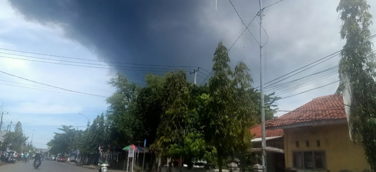 Langit Kota Indramayu Gelap karena Asap Kebakaran di Kilang, Sebagian Warga Mengungsi ke Cirebon