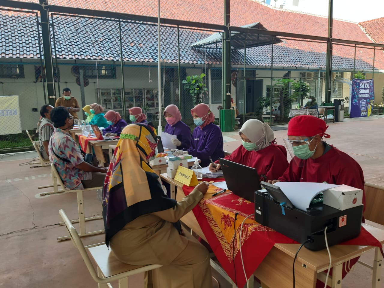 Jelang KBM Tatap Muka, Ratusan Pengajar dan Pendidik di Kota Cirebon Mulai Vaksinasi Covid-19