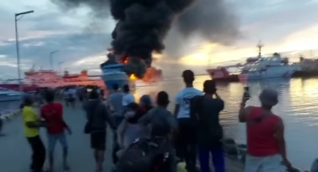 Kapal Fajar Baru Terbakar di Dermaga Sorong