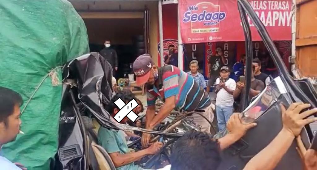 Dramatis, Upaya Penyelamatan Sopir yang Terjepit saat Kecelakaan di Kalibangka Cirebon