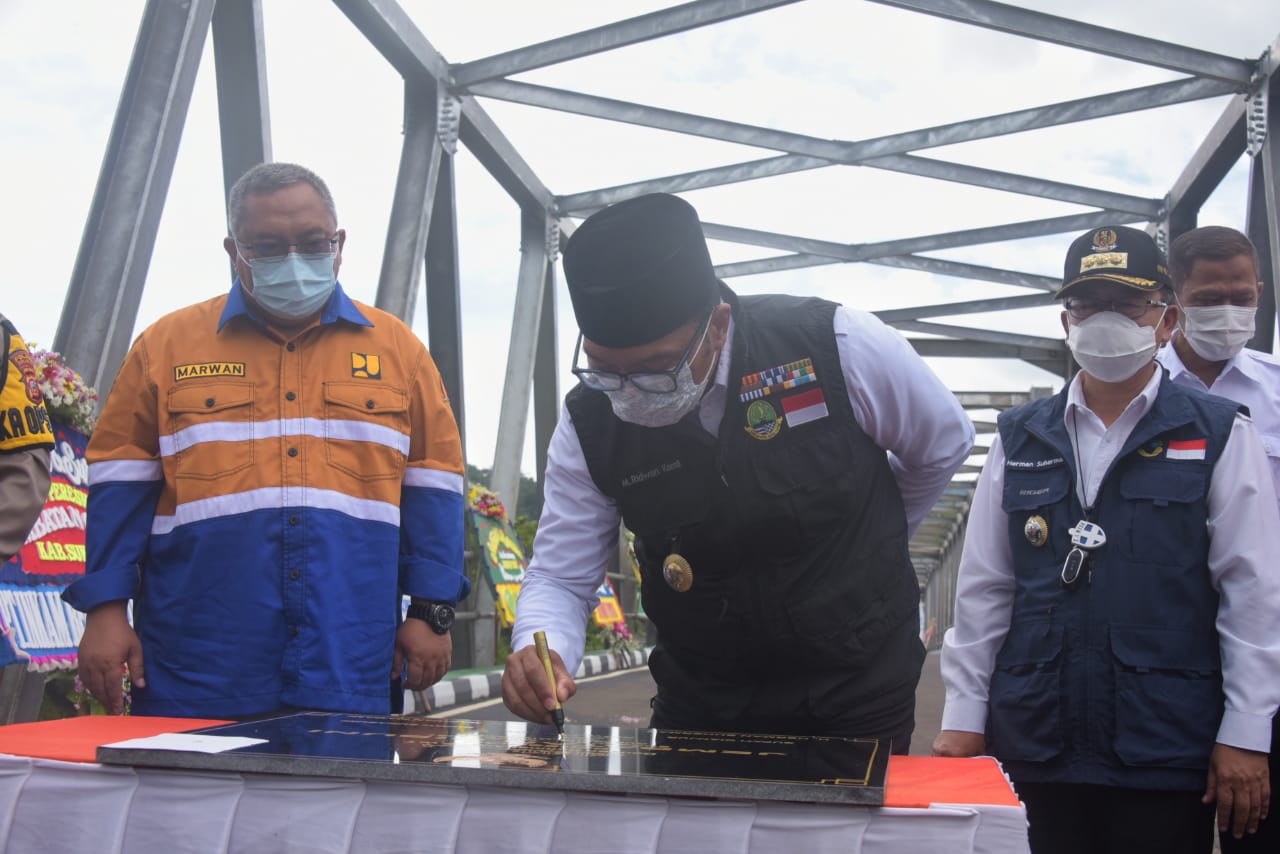 Permudah Akses Warga Cianjur-Sukabumi , Gubernur Ridwan Kamil Resmikan Jembatan Cibuni