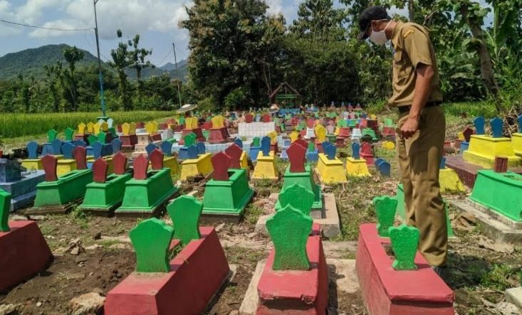 Unik Makam di Desa Ini Dicat Warna Warni