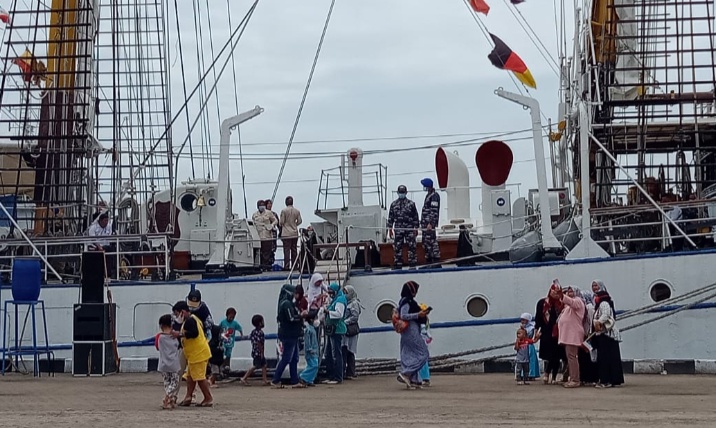 Kehadiran KRI Dewaruci di Pelabuhan Cirebon Jadi Wisata Dadakan Warga
