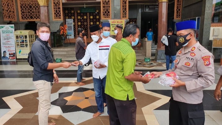 Polisi Bagikan Masker Gratis untuk Jemaah Masjid Raya Attaqwa