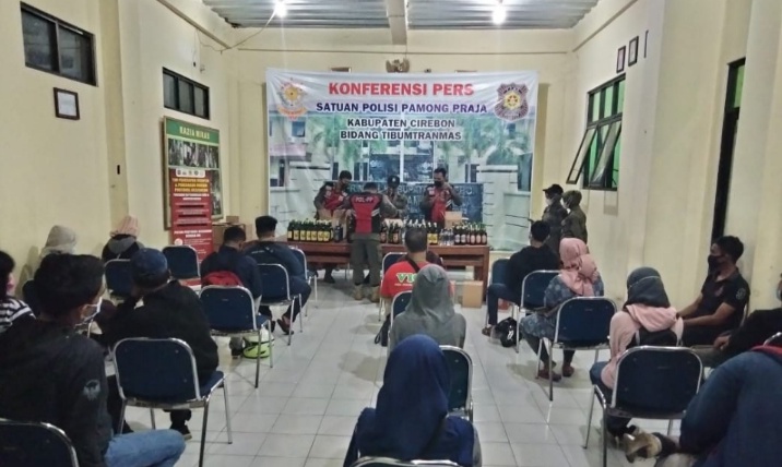 Ada Pasangan Mesum tanpa Busana Disergap di Kamar Kos, Total 15 Orang Diangkut Satpol PP Kabupaten Cirebon