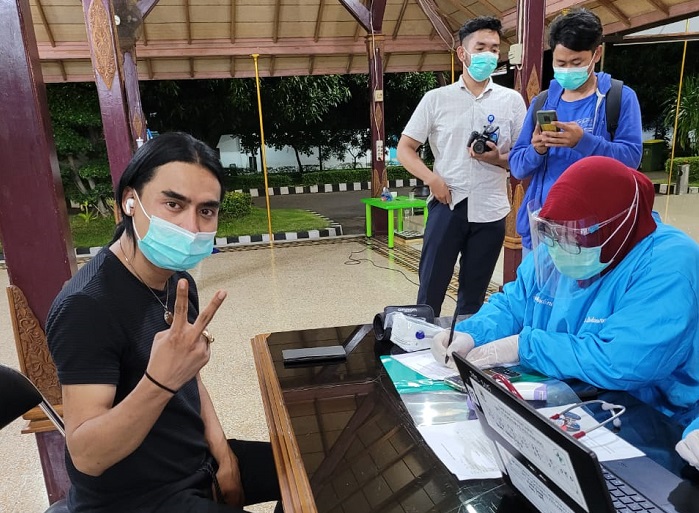 Bupati Cirebon dan Charly Van Houten Disuntik Vaksin Covid-19