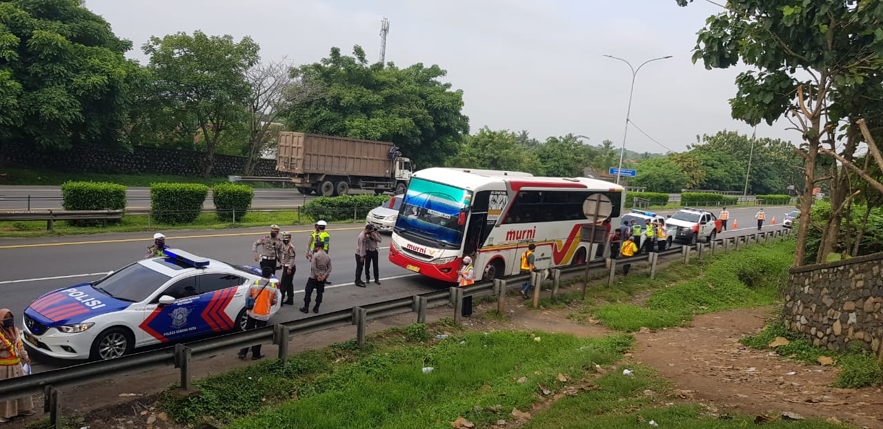 Razia di Jalan Tol, Asongan dan Parkir Liar Jadi Sasaran Utama