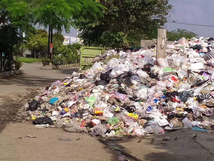 Sampah Menumpuk Hampir Tutup Jalan Perumahan Lobunta