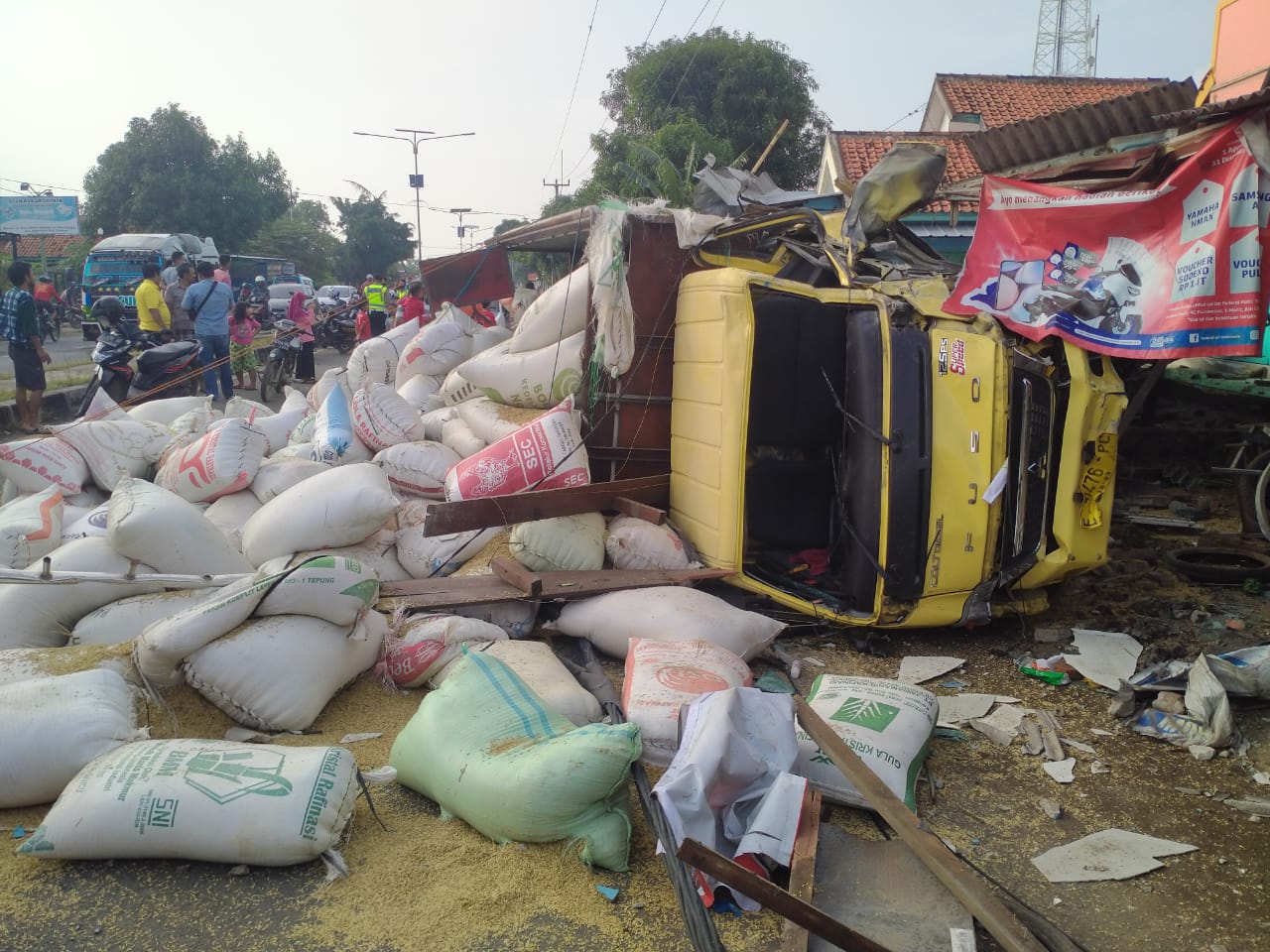 Saking Kerasnya Truk Sruduk Tiang Listrik dan Rumah di Kapetakan, Warga: Saya Kira Gempa