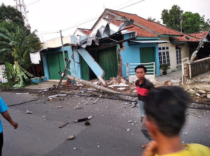 Kondisi 4 Rumah Warga dan Tiang Listrik Tumbang Dihajar Truk Gabah di Kapetakan