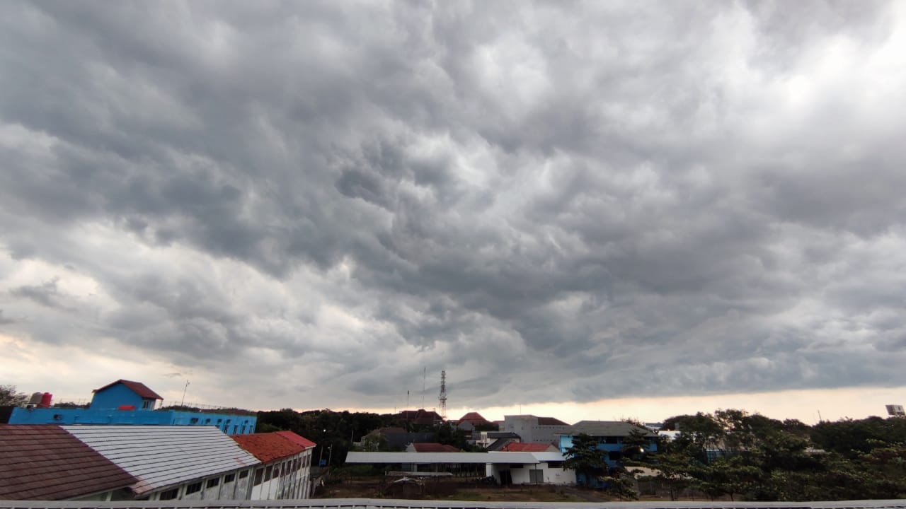 Penampakan Langit Kota Cirebon Sore Ini, BMKG: Waspada Hujan Lebat, Kilat dan Angin Kencang
