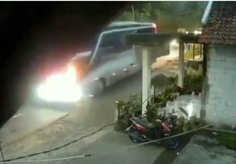 Video CCTV Saat-saat Terakhir Bus Rombongan Ziarah sebelum Masuk Jurang