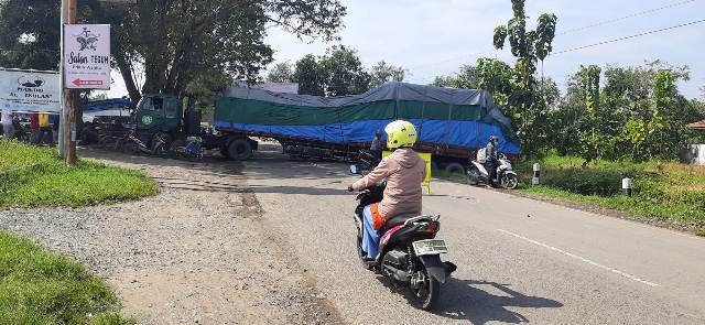 Kontainer Muatan Kertas Tutup Jalan Pantura Lama