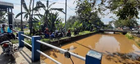 Jalan Tertutup Pemotor Pilih Lintasi Tanggul Sindupraja