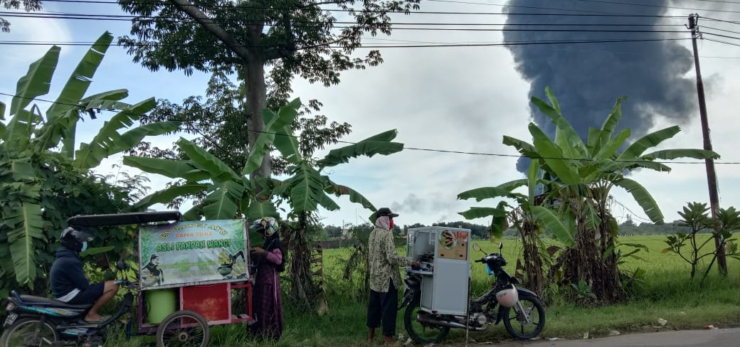 Kepulan Asap Kebakaran di Kilang Balongan Indramayu Jadi Wisata Dadakan