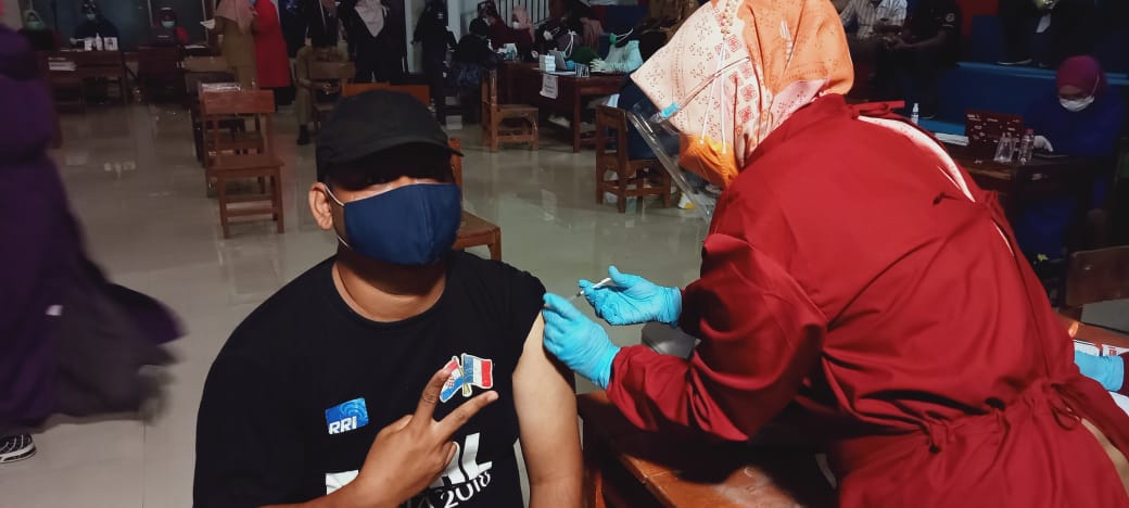 Puluhan Wartawan di Kota Cirebon Disuntik Vaksin Covid-19 Dosis Kedua