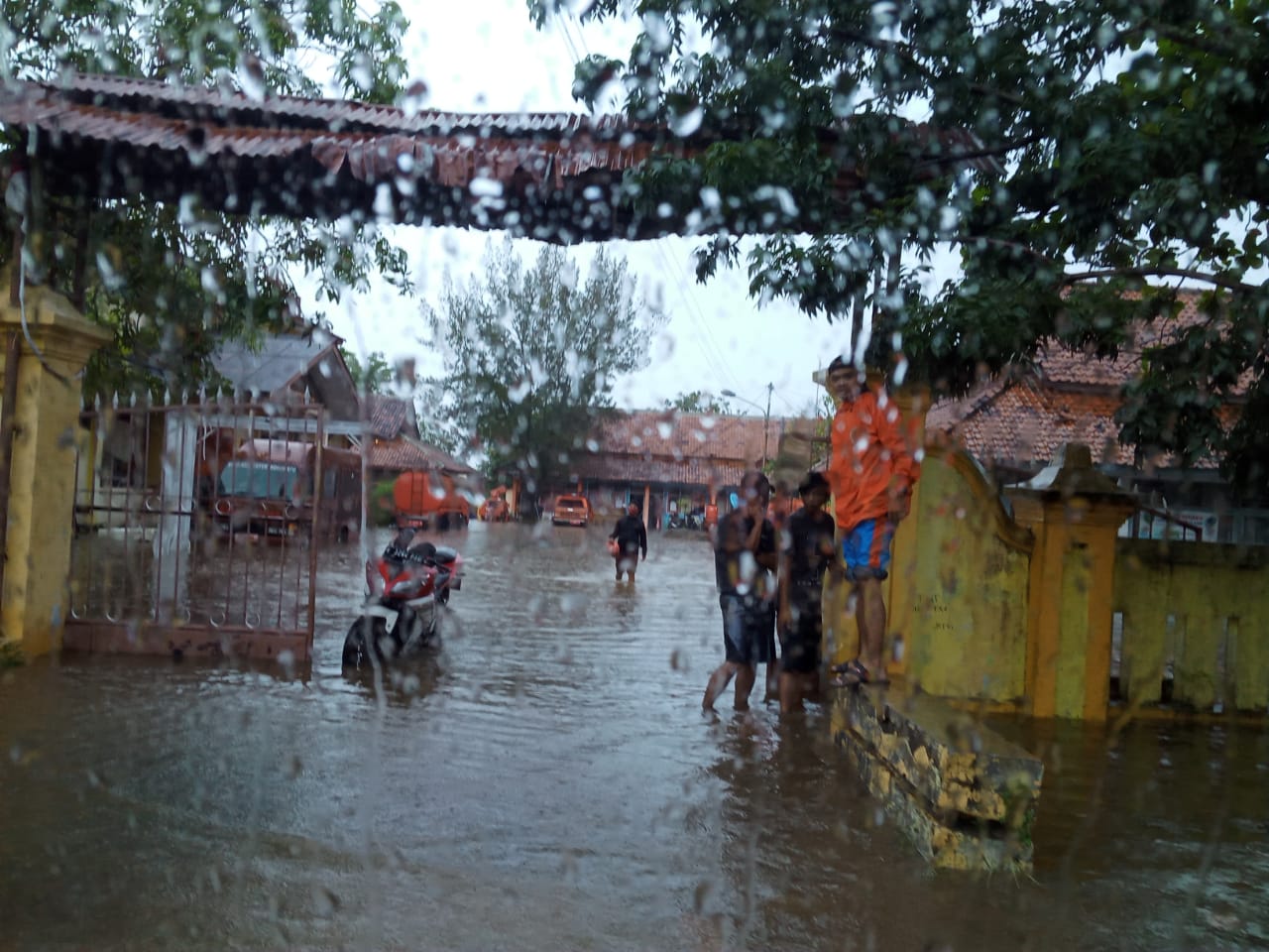 Belum Reda Kebakaran Pertamina, Indramayu Diterjang Banjir