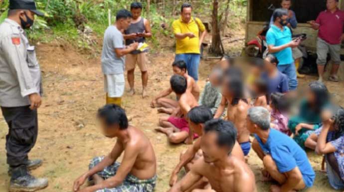 Waduh, Belasan Pria dan Wanita Mandi Bareng tanpa Busana untuk Ritual Aliran Hakekok