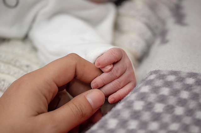 Bayi Positif COVID Ini Terbang 240 km Cari Rumah Sakit