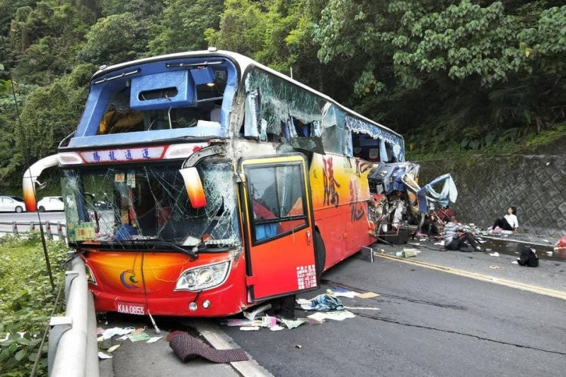 Bus Pariwisata Tabrak Tanggul, Enam Tewas