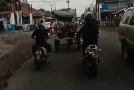 Dokar tanpa Kusir Melaju Tak Terkendali di Jalan, Seorang Pemotor Jadi Korban