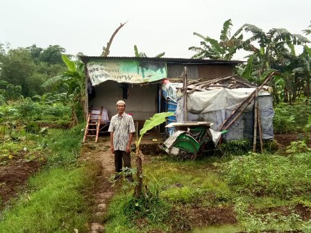 Berdinding Seng, Beralas Tanah, Rumah Sapturi Butuh Perbaikan