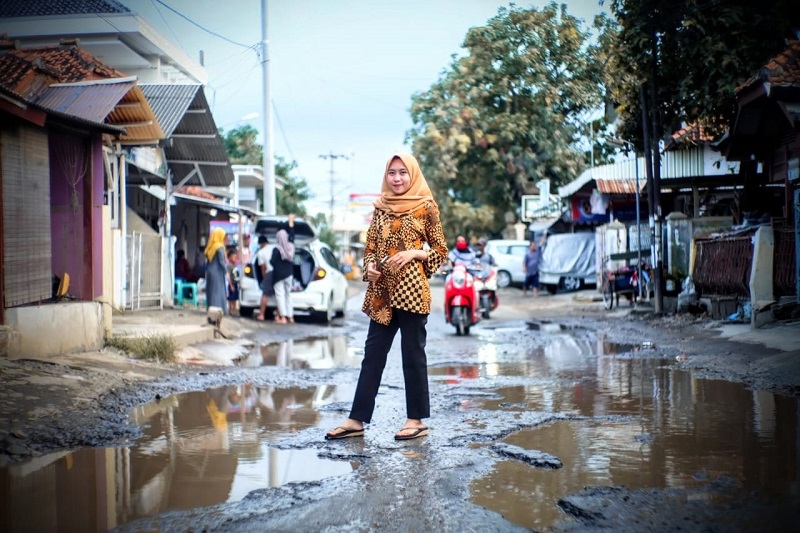 Sindir Jalan Rusak Tegalgubug, Warga Berselfie Ria seperti Sedang Piknik