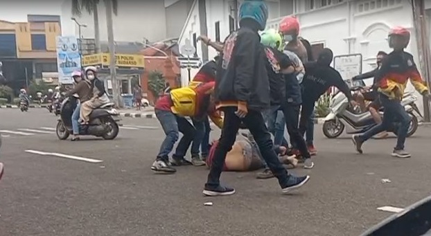 Video Keributan Konvoi Geng Motor di Kota Cirebon, Tonton di Sini
