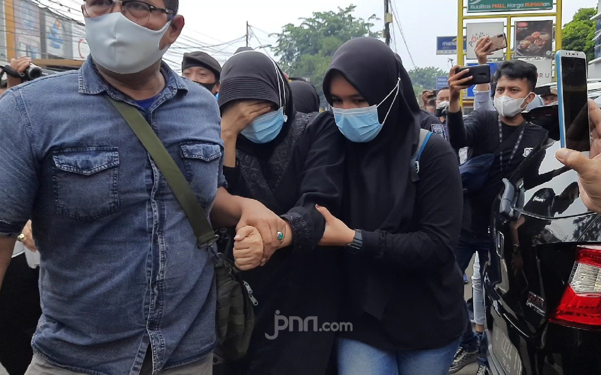 Tegang, Aksi Polisi Menangkap Suami Istri Terduga Teroris di Condet