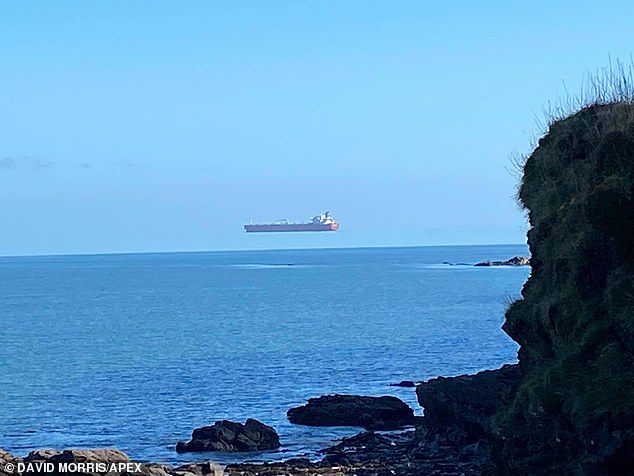 Heboh Foto Kapal Tanker Melayang, Penampakan Hantu?