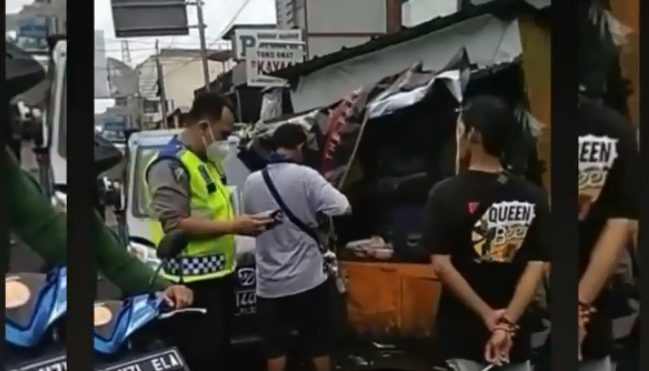 Mobil Tabrak 7 Motor dan Gerobak Kaki Lima di Jl Lawanggada, Begini Kejadiannya