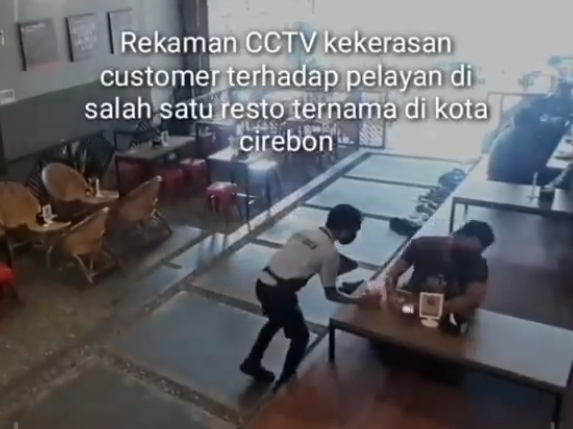 Rekaman CCTV Kekerasan pada Pelayan Resto Ternama di Kota Cirebon, Lihat Nih…