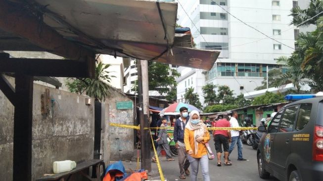 Ngeri! Siang Bolong Potongan Kaki dan Kepala Manusia Melayang dan Jatuh Timpa Lapak PKL