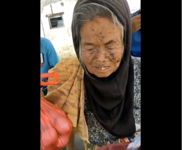 Nenek Berusia 100 Tahun Penjual Telur Asin, Hidup Sebatang Kara, Tak Punya Rumah