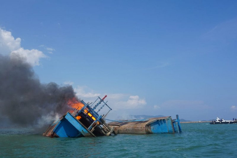 Puas, 2 Kapal Pencuri Ikan Berbendera Malaysia Ditenggelamkan