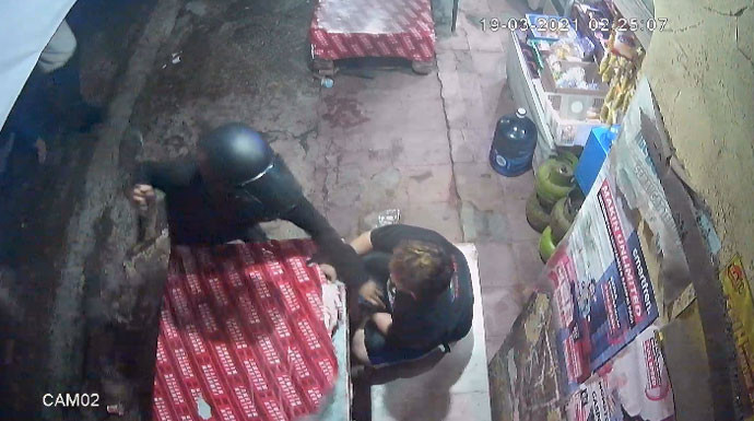 Aksi Begal Terekam CCTV, Pelaku Mengacungkan Celurit