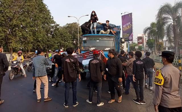 Mahasiswa Blokir Jalan Brigjen Darsono, Kecam Tindakan Represif Kepolisian