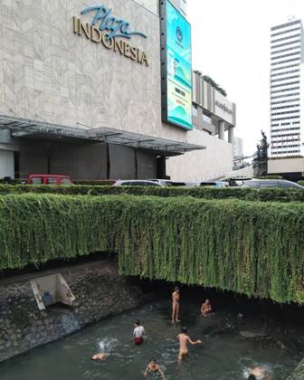 Anak-anak Berenang di Selokan Raksasa Depan Plaza Indonesia, Ironi di Jantung Ibukota