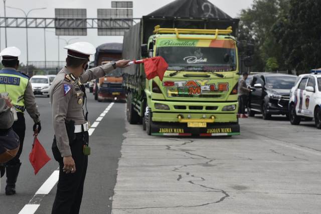 Kendaraan Besar Dilarang Masuk Tol, Dicegat Pak Polisi di GT Palimanan 4