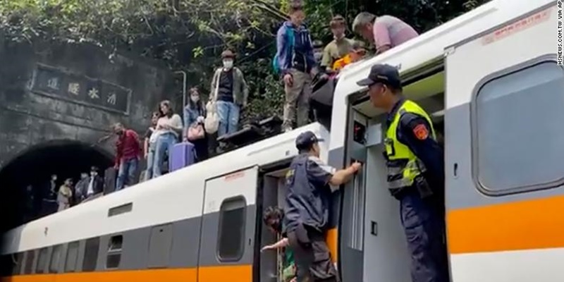 Kereta Penumpang Tergelincir di Terowongan, 36 Penumpang Tewas