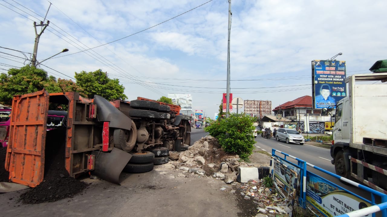 Truk Batubara Terguling di Kedawung, Lalu Lintas Arah Jakarta Contra Flow