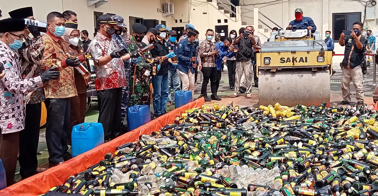 Jelang Ramadan, Polres Ciko Musnahkan 21 Ribu Botol Miras dan 174 Knalpot Bising