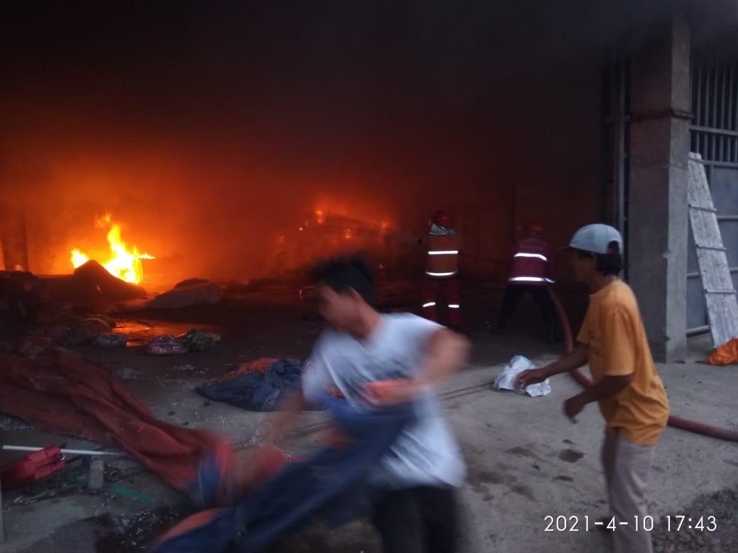 Gudang Bahan Baku Kasur Spring Bed di Ciledug Terbakar Hebat